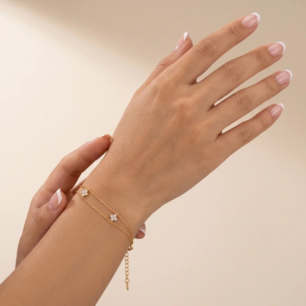 Gold-plated S925 sterling silver double-strand clover charm bracelet.